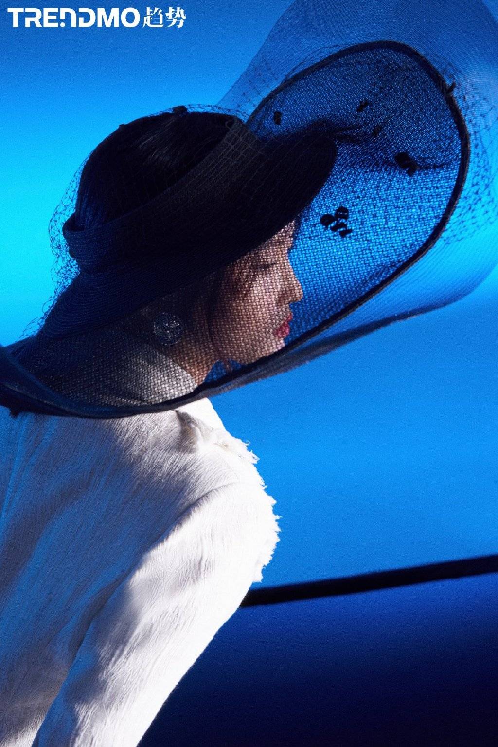 美出新高度!奥运冠军陈若琳登上杂志封面,造型百变明艳动人