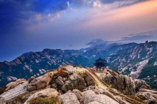 拥有着优越的地理位置,周遭的交通便捷,景区内还有处森林公园,公园内