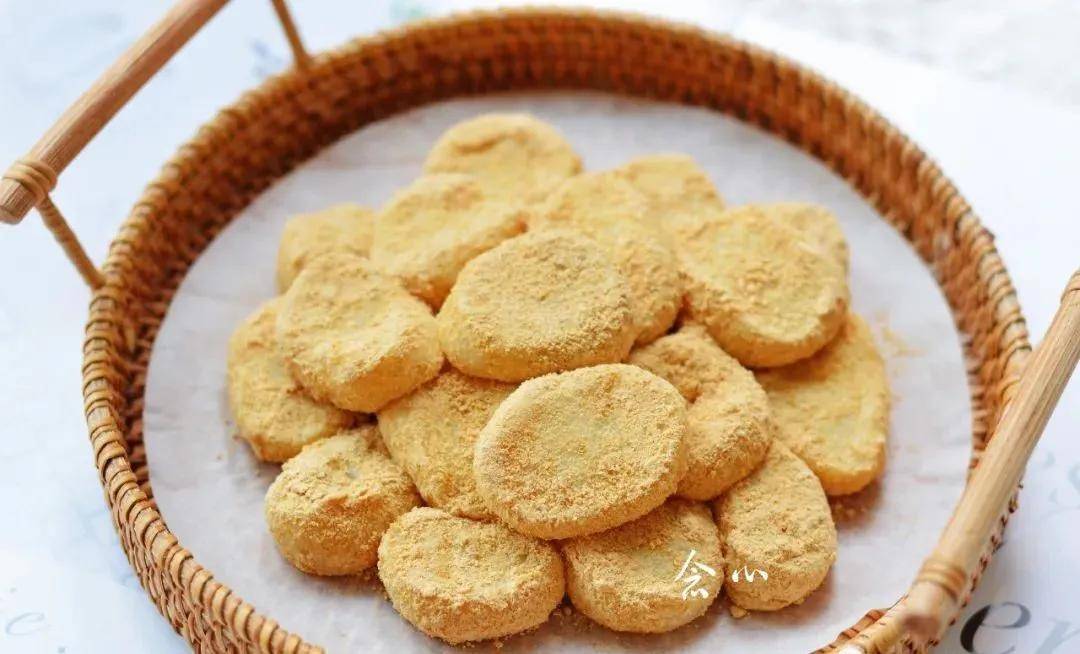 是不是超级的简单,软糯糯的糯米糕裹满清香浓郁的黄豆粉,一口一个