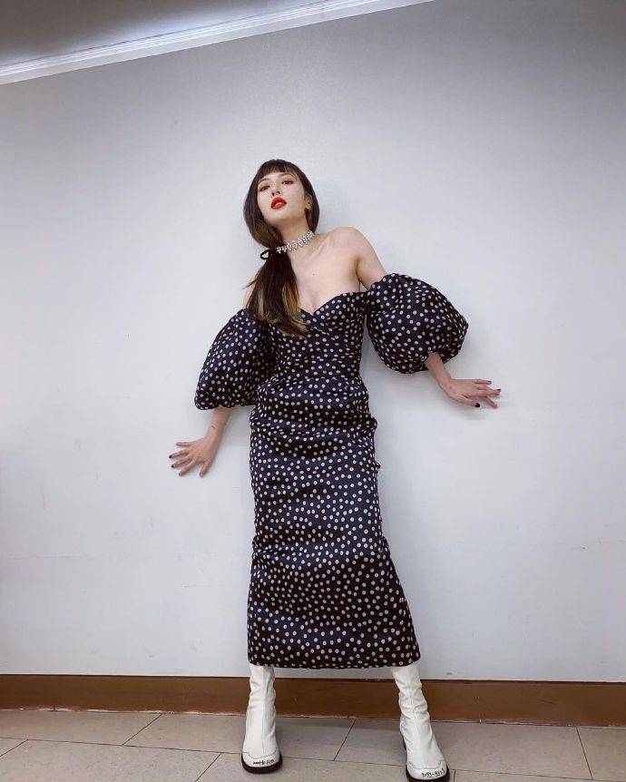 泫雅穿露肩波点裙秀迷人曲线 微笑红唇性感撩人