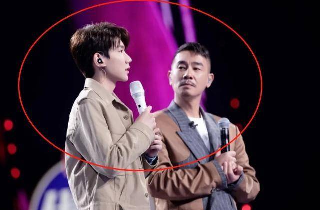 陈小春录节目与王源同框,留胡子老了好几岁,第一眼还真没认出来