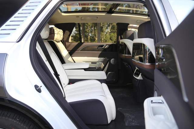 红旗e-hs9抢先试驾_后排