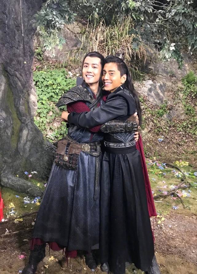 原创肖战王大陆合影被曝2人肤色成亮点同框画面太像熊大熊二