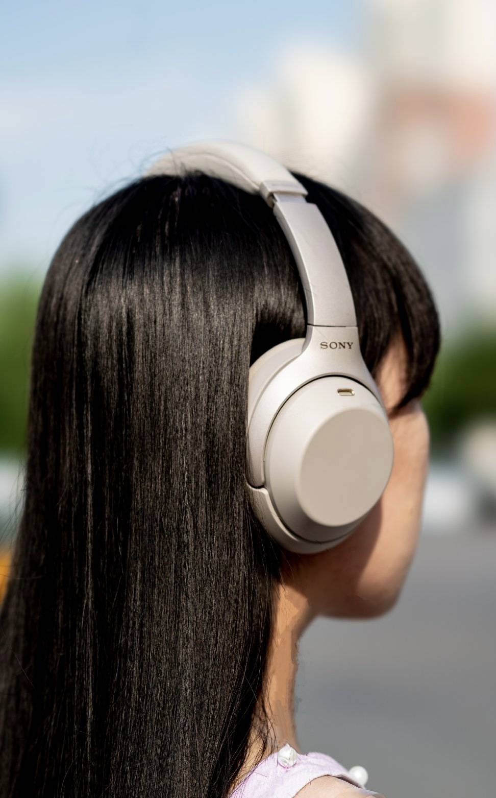 看似硬朗的索尼wh-1000xm4,其实和小姐姐也很搭-搜狐大视野-搜狐新闻