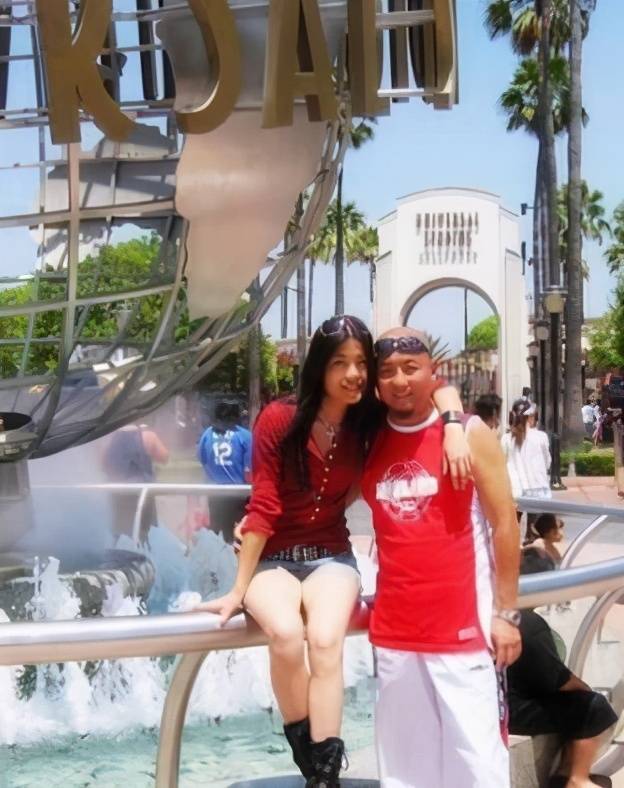 1999年,周晓鸥就和唐平低调结婚,成了一个有了家室的男人.