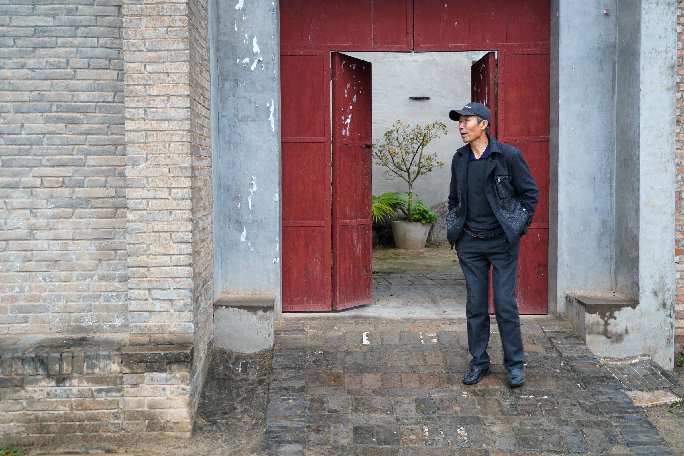 山西6旬农民大哥历时4年,为妻子建造南方花园别墅,看啥样