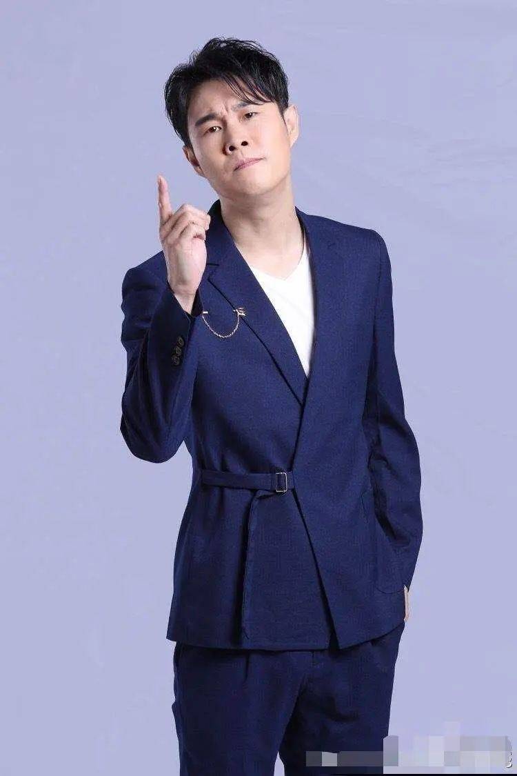 时尚解读宝哥和小沈阳这次的时尚,真的算是另类到家了,这画风看上去