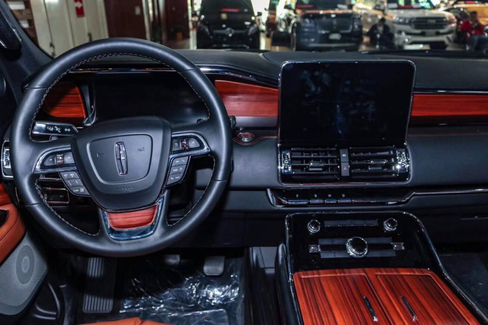 妨进一步关注一下来到这样的车身尺寸,领航员更有资格与凯雷德scalade