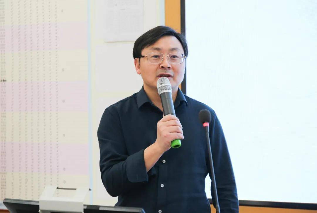 来自杭州长河高级中学的全国"百佳班主任"杨春林老师带来了《用系统