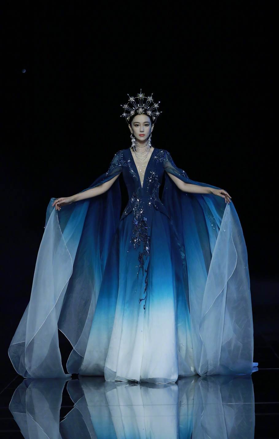 古风高定品牌盖娅传说诠释绝美中国风!张馨予一席深v礼服,美轮美奂