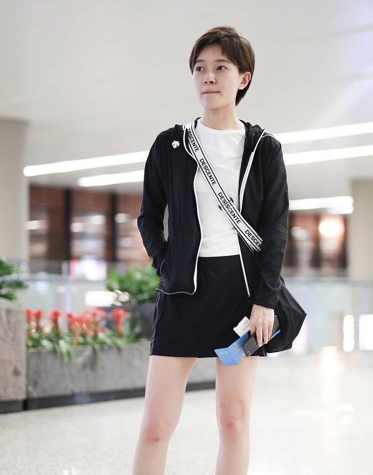 原创焦俊艳偏爱中性风穿印花衬衫清新帅气165的身高穿出超模范