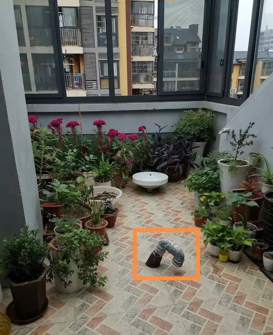 露台改阳光房半路杀出一排气弯管贼碍事能不能偷偷给截平