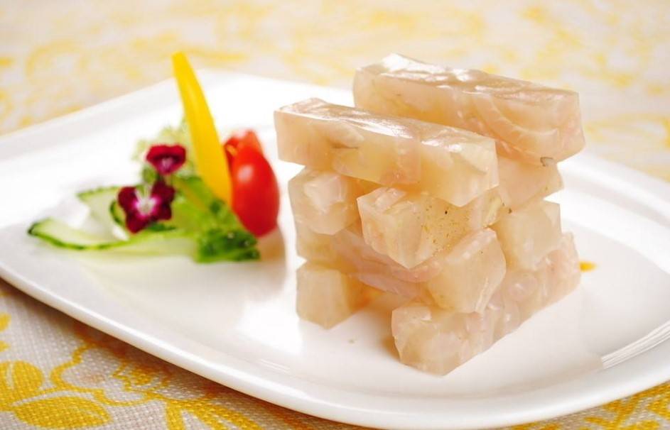 做猪皮冻,猪皮焯水之后别直接煮,多加这一步,猪皮