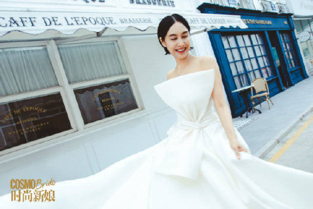 49岁朱茵拍婚纱照,嫁黄贯中8年颜值在线,笑容甜美如初恋少女