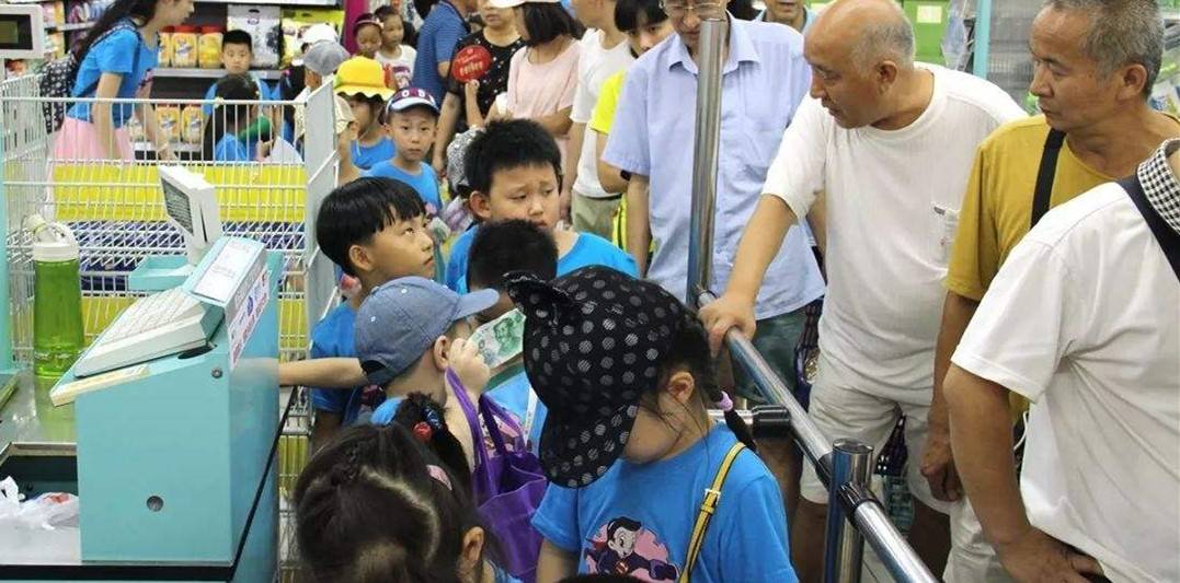 知道这是一个公共场所,您必须注意自己的行为,但这位母亲不仅无视孩子