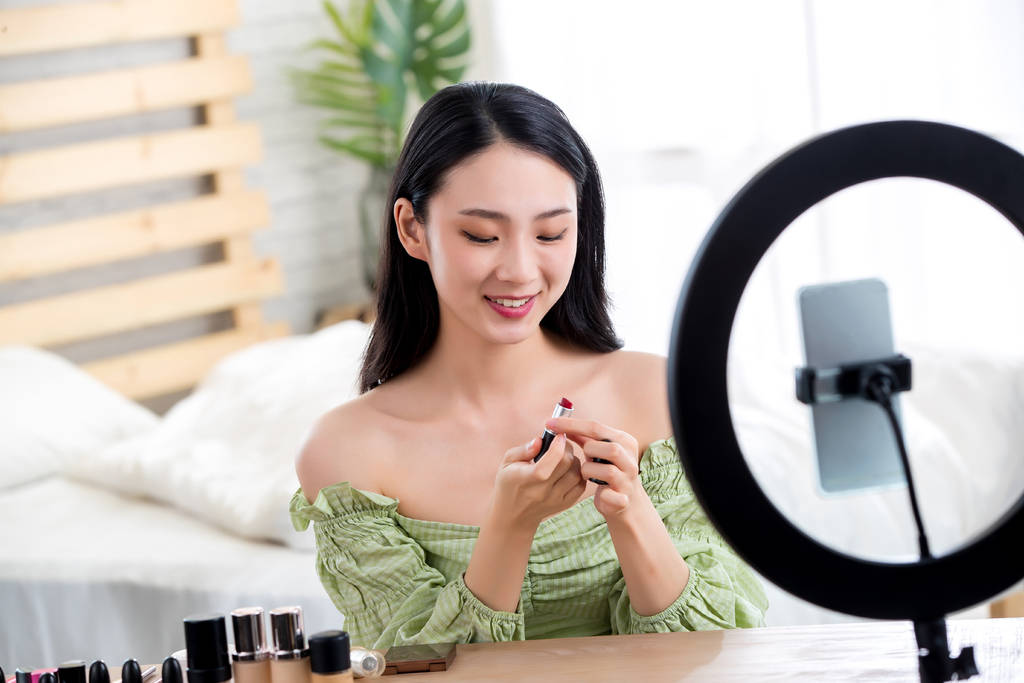 看见人的力量情感消费成就直播带货