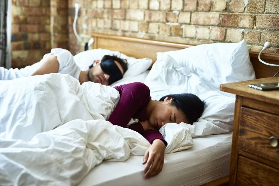 宾馆双人床睡觉图图片