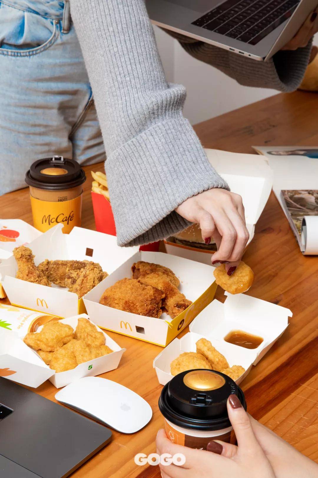 年轻人就是要吃辣喝香!麦当劳神秘开箱0元畅吃