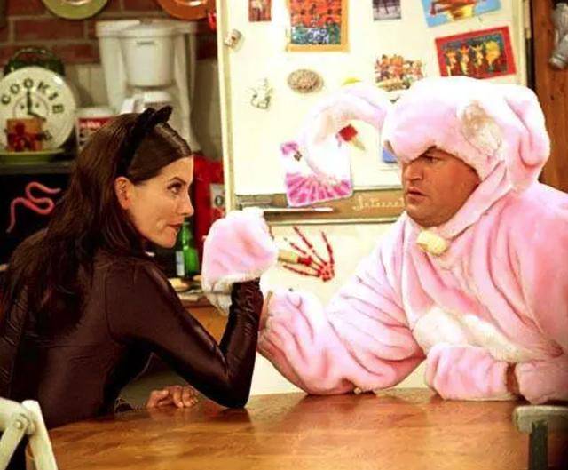 原创老友记钱德勒订婚51岁马修求婚小22岁女友女方神似珍妮丝