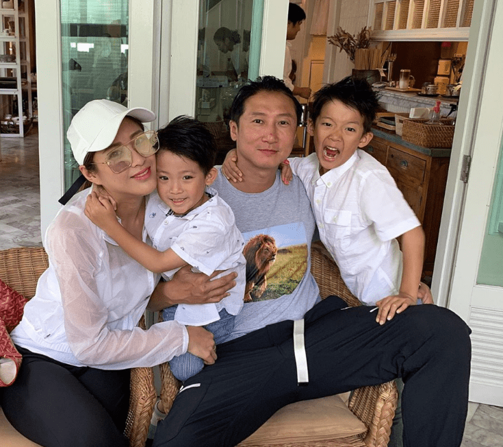 天祥是一名乐队歌手,45岁目前还没有结婚,女朋友是90后美女演员刘奕儿