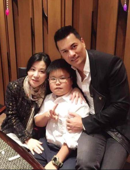 原创吕良伟为独子庆生父子同框似同龄人后者福相满满被指发育过快