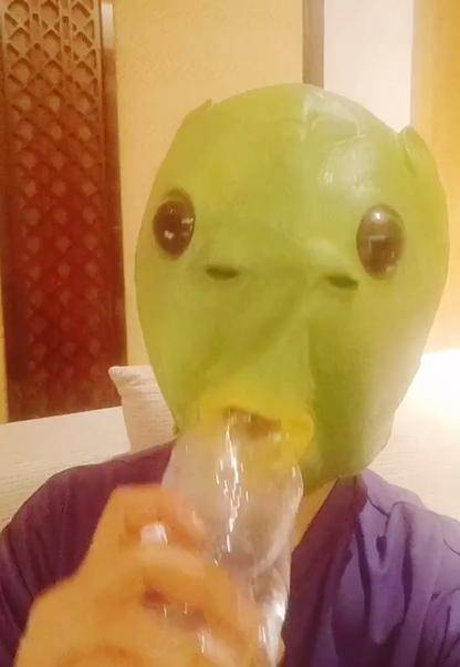 视频中杨紫带着鱼头面具,喝水都很吃力.