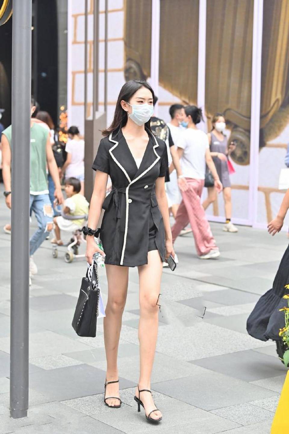 路人街拍牛仔裤修身设计彰显出玲珑身材非常容易穿出女神范