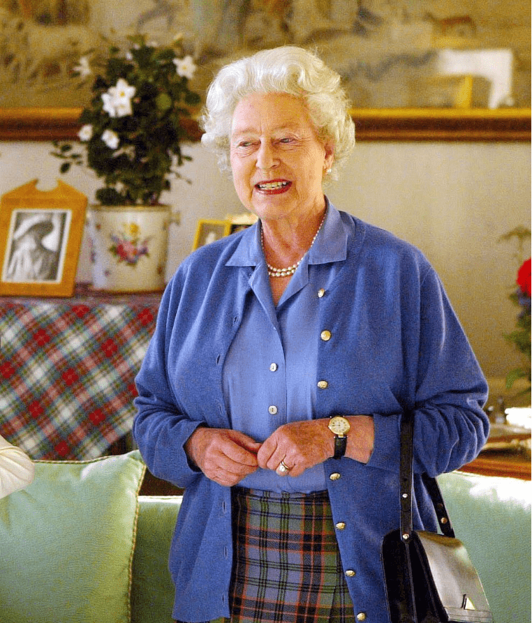 英国女王也难逃经典魅力,穿格纹装和丈夫同框,两人看着还挺配