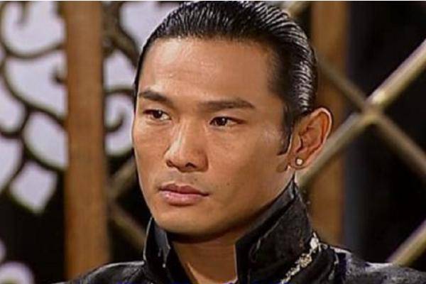 因服装大胆而出名,事业正红却选择退圈,今57岁老来得子超幸福_杜德伟