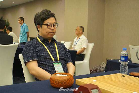 至此,业余四大天王已经集齐三位,全场都在呼喊"胡天王"的名字,本届