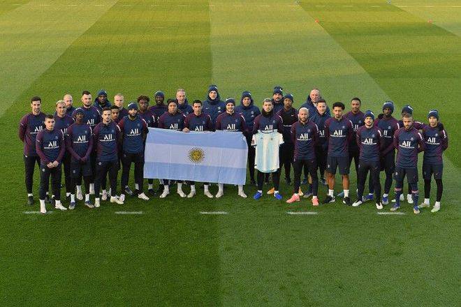 巴黎全队悼念马拉多纳 c位伊卡尔迪却露出笑容_手机搜狐网