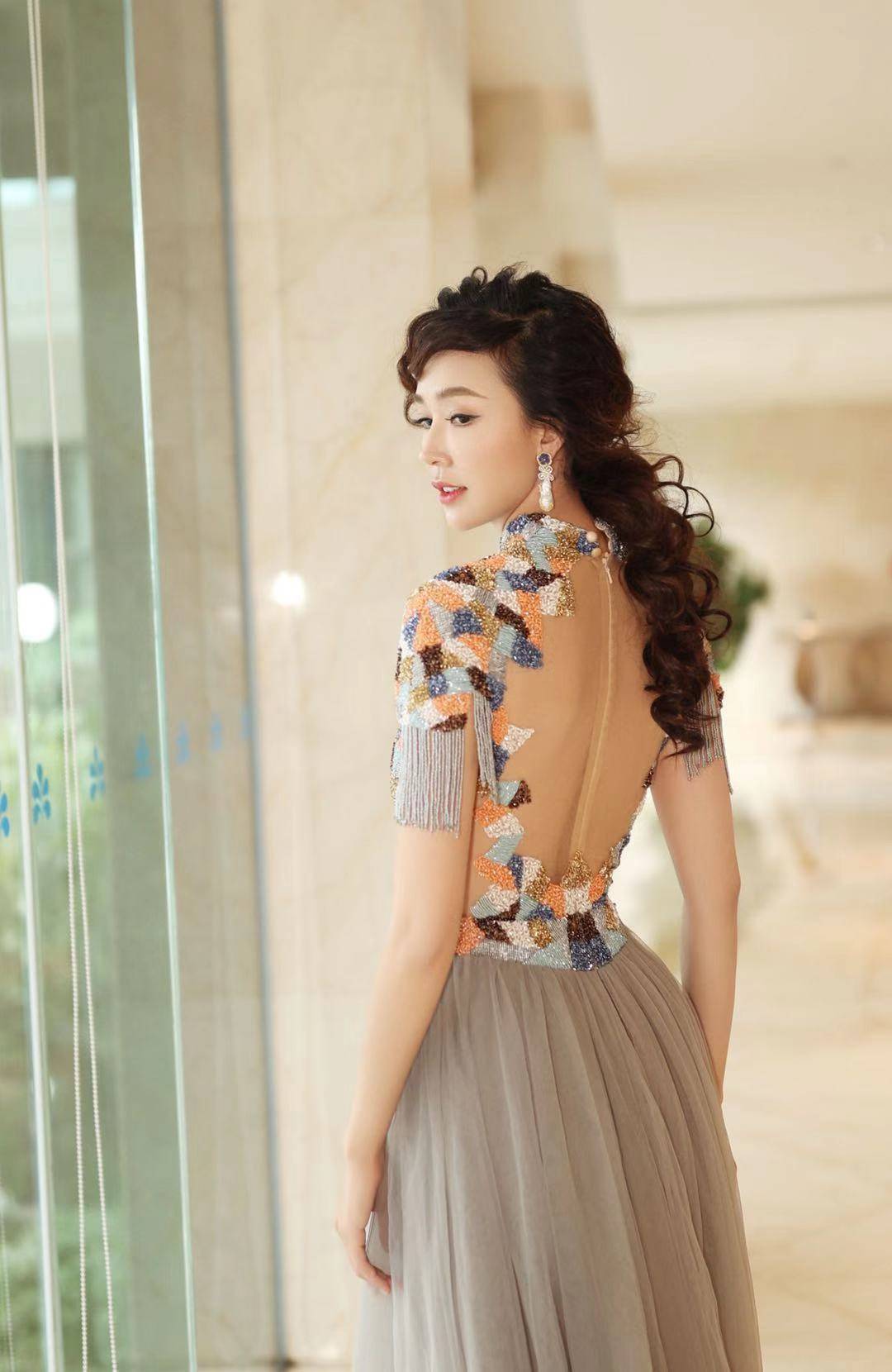姚星彤出席金鸡奖闭幕典礼菱格钉珠长裙尽显优雅气质