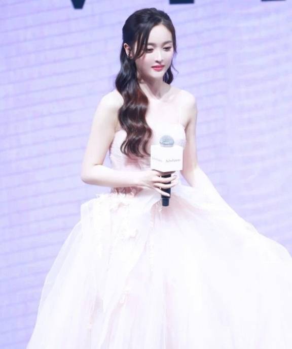 穿上婚纱裙的吴宣仪,该死的甜美太让人心动了,我要娶她回家_手机搜狐