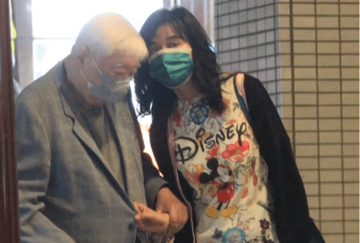 王力宏岳母与富商陈飞龙牵手散步 差27岁关系成谜