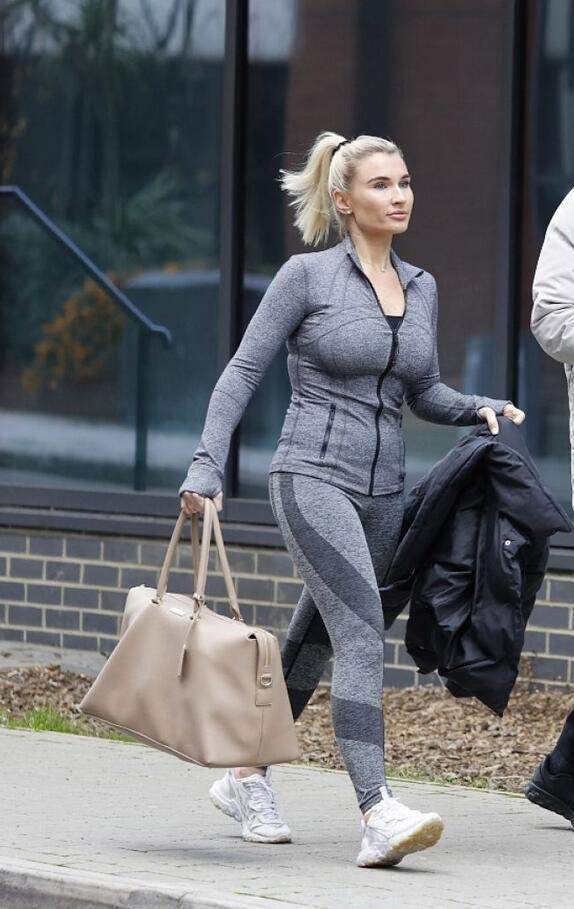 不过,她的身材不错.比莉·法尔斯(billie faiers)的名气不是很大.