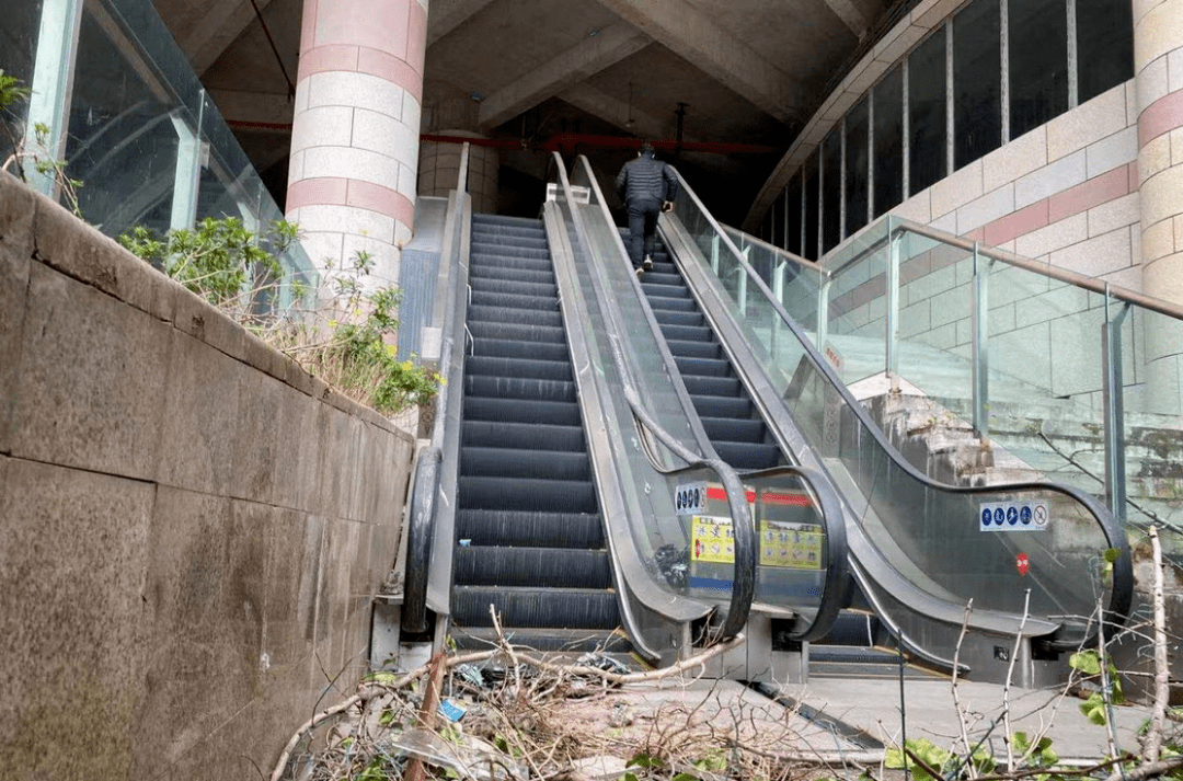 神话变笑话?重庆某商圈豪宅五年不涨,楼下商场成鬼楼,惨不忍睹