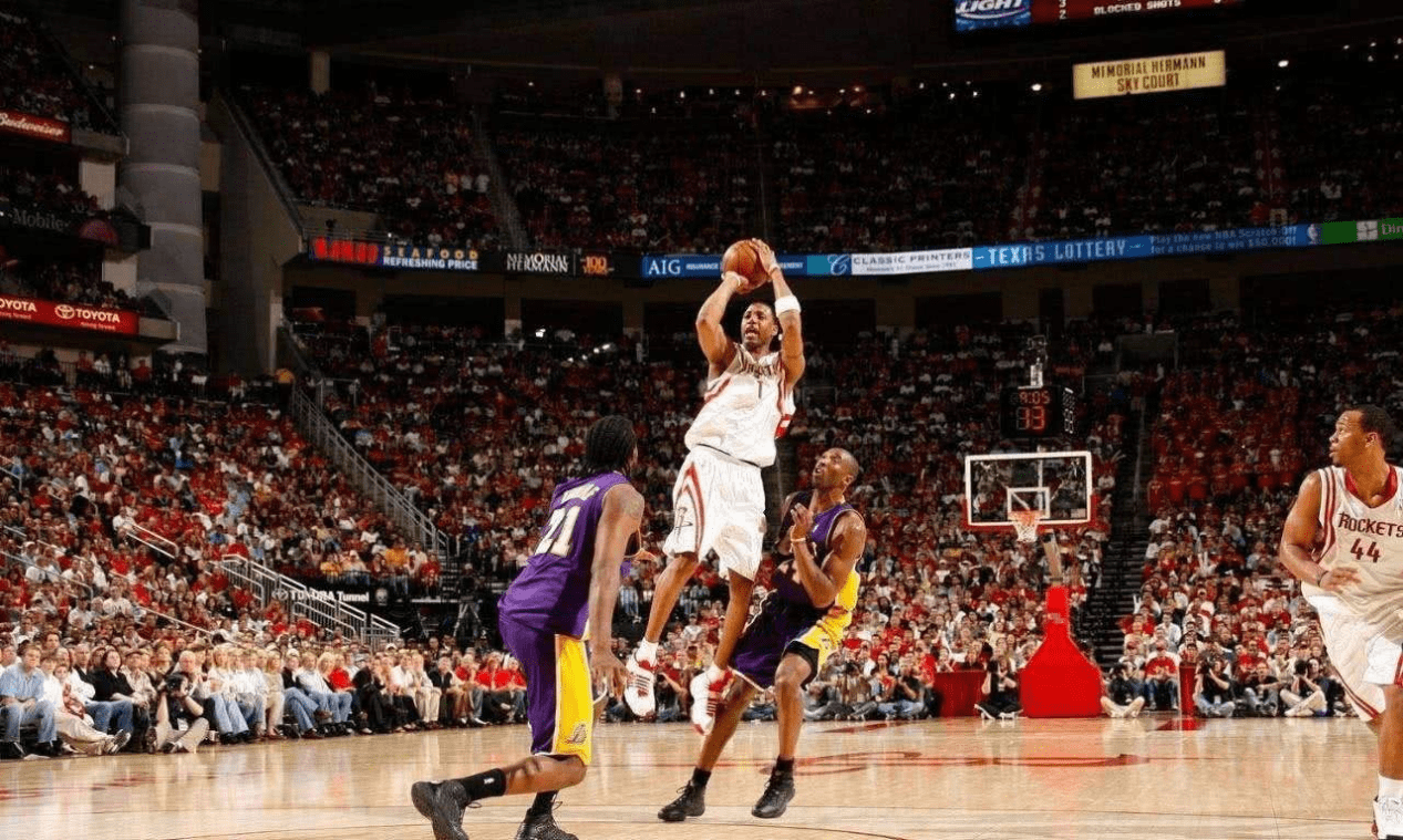 看似随意的后撤步跳投三分,需要有绝对力量做基础