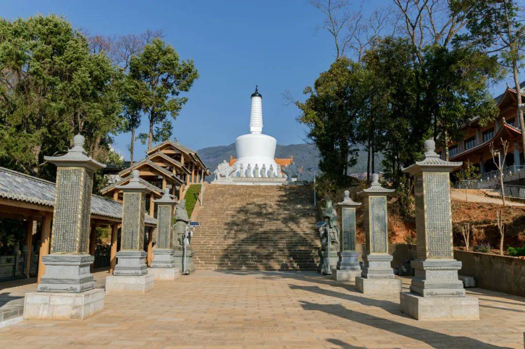 尊胜白塔又叫"无影塔",每年农历农历八月十五前后两天的夜晚,天空中