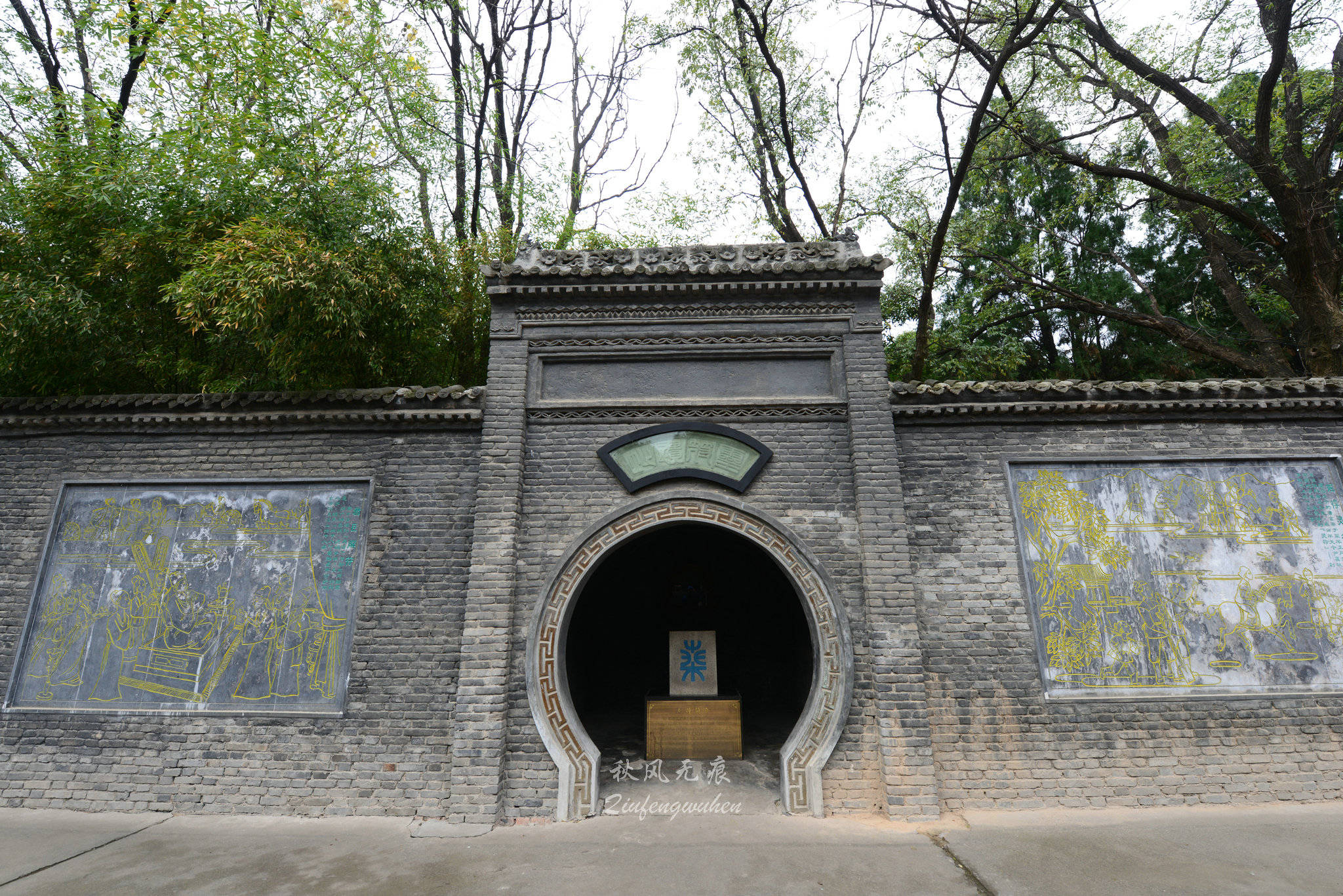 走进古柏林立的大院,太初殿的唐代门柱座记述着函谷关从秦关到汉关,魏