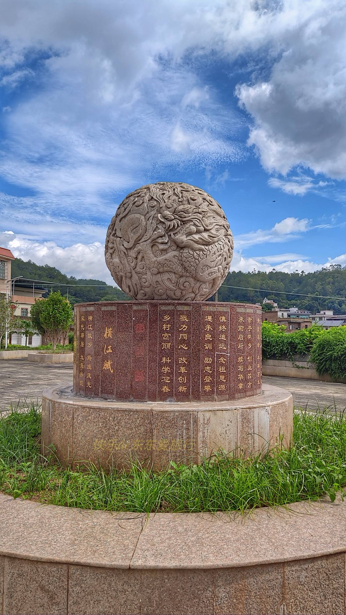 梅县某村村民搬走了课桌把废旧农具和家具搬进教室想干什么呢