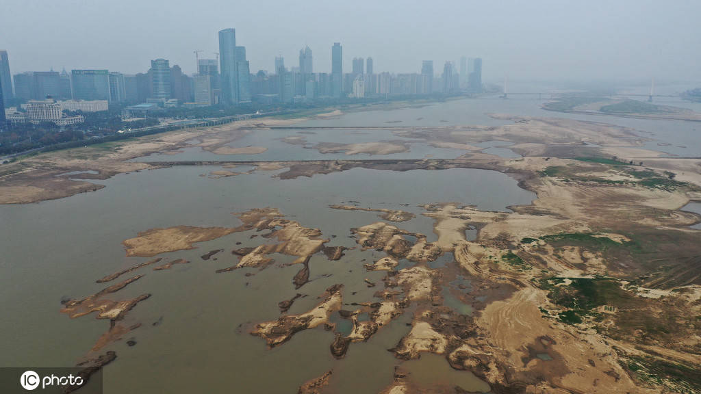 赣江南昌段迎枯水期 俯瞰河床宛如水墨画