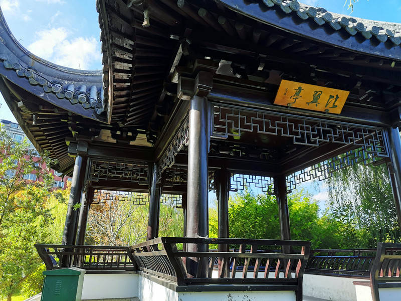 蓝天白云下的南通如东人民公园