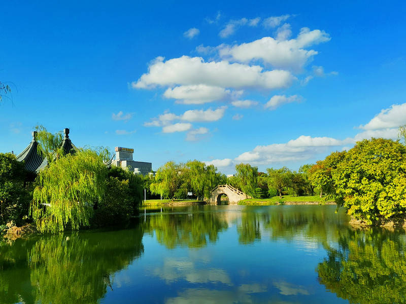 蓝天白云下的南通如东人民公园