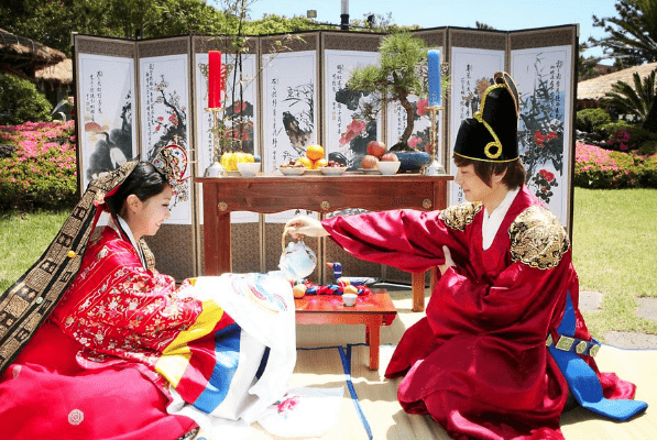 韩国作为中国的邻国,传统的婚俗和中国也有几分相似之处.