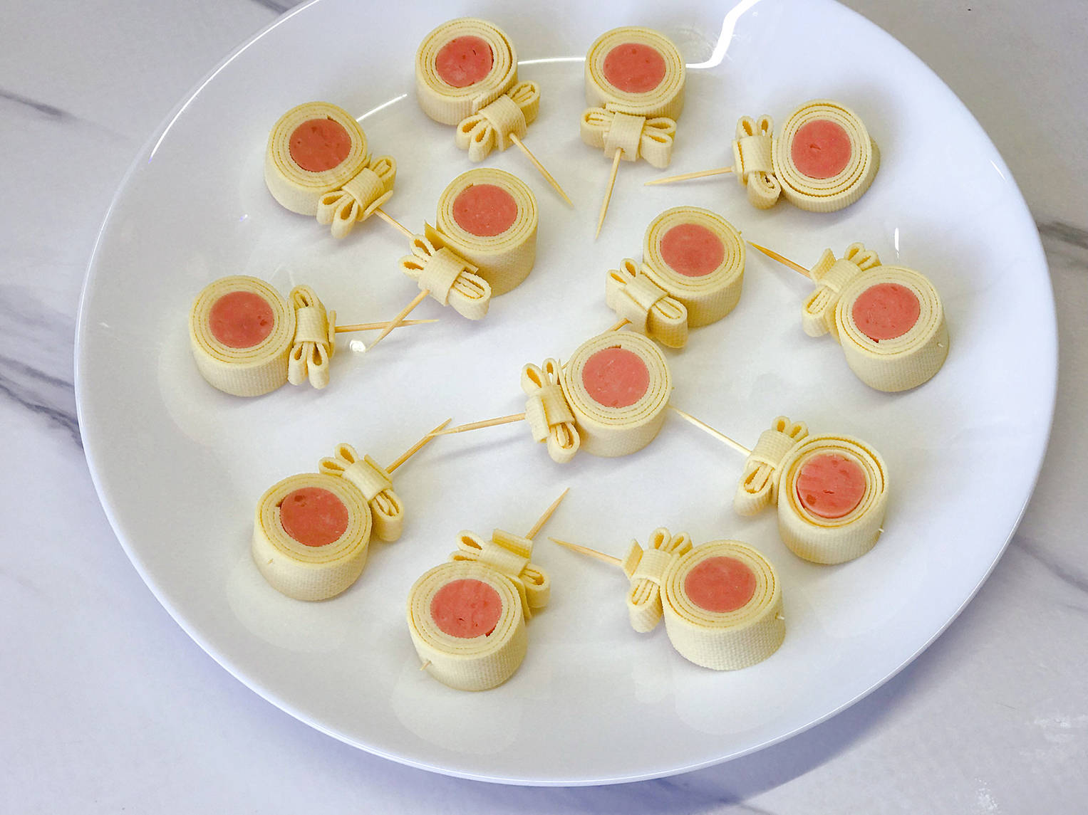 豆皮火腿棒棒糖,外形好看,口感酥脆,小孩子都喜欢,天天吵着要_火腿肠