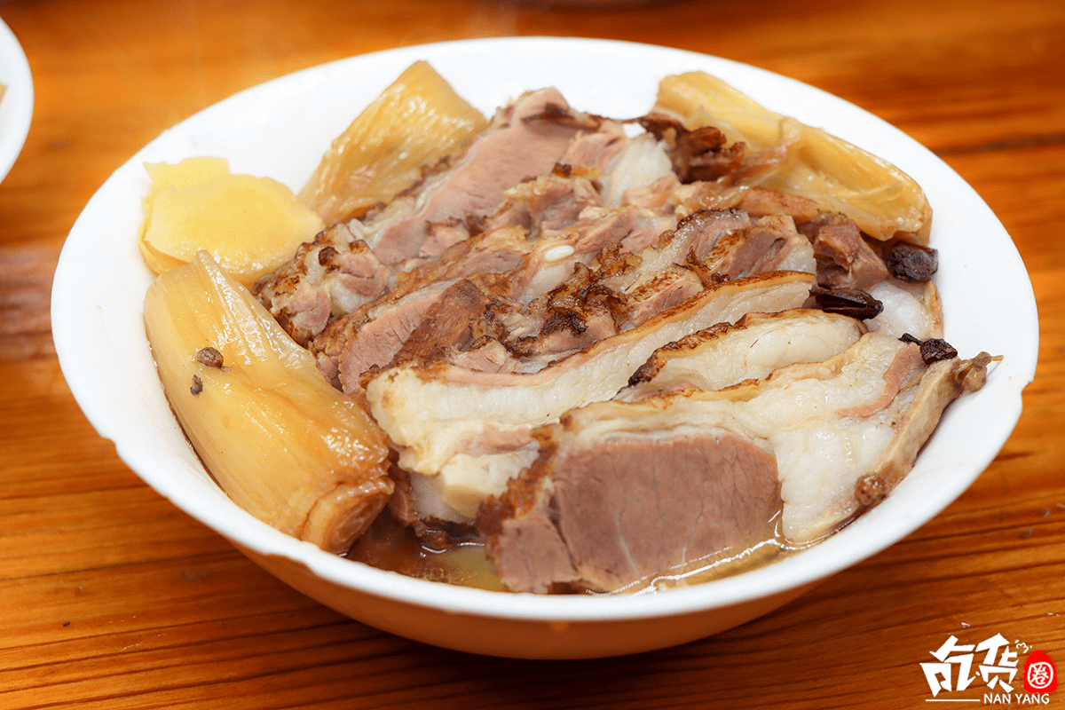 因为清真店食材讲究,菜肴都有独特的做法,尤其是清真八大碗!