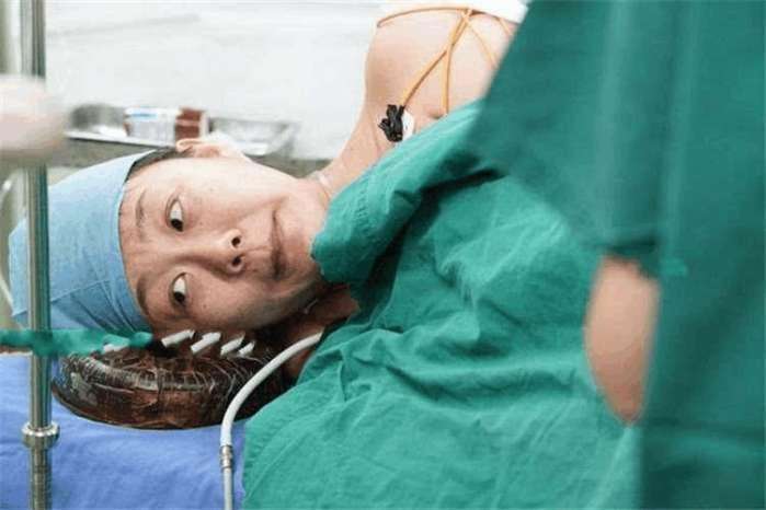 孕妇因难产医生进行剖腹产看到她手中攥着的纸条让人感动落泪