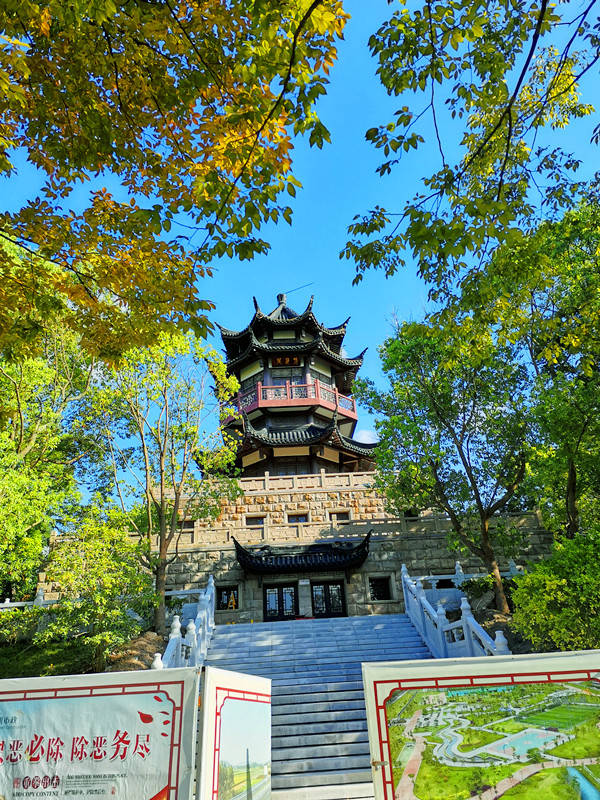 蓝天白云下的南通如东人民公园