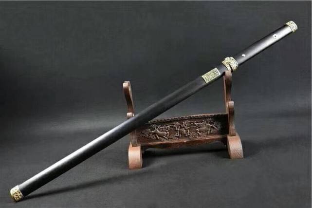 警察身背大宝剑巡逻为什么警察现在都爱用古代冷兵器