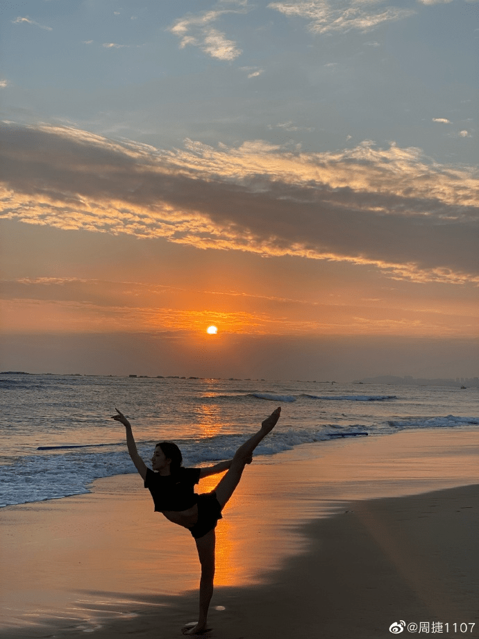 体操女神海边与落日共舞,退役11年魔鬼身材依旧,嫁奥运五金王_周捷